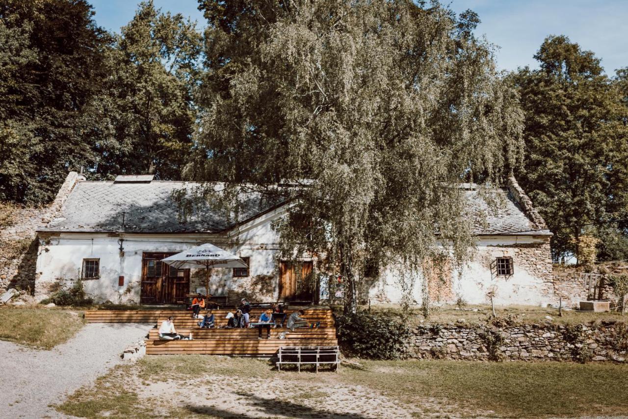 Hotel Nezamek à Hartmanice  Extérieur photo